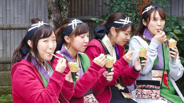日本女孩吃冰淇淋