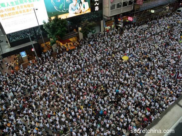 6月9日，香港百萬人參加「反送中」遊行，反對破壞「一國兩制」的修例議案。（