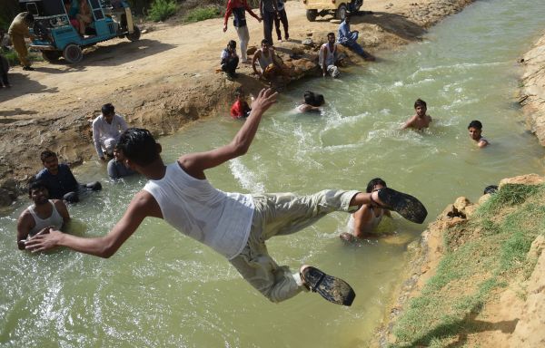 巴基斯坦49攝氏度家裡沒法待集體搬進河水住
