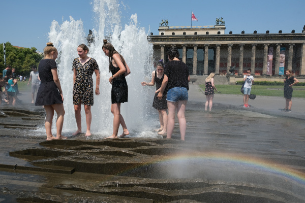 欧洲高温，人们在喷泉旁降温。
