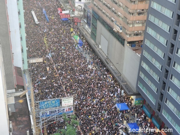 7月1日港民再發起大遊行。要求「撤回惡法、林鄭下臺」！