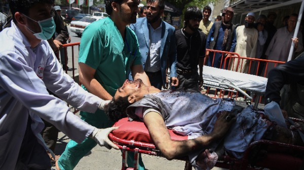 2019年7月1日，塔利班進行汽車炸彈襲擊，一名受傷的阿富汗男子被送往醫院（圖片來源：WAKIL KOHSAR / AFP / Getty Images）
