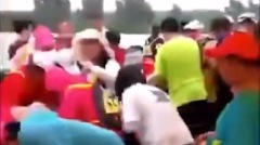 馬拉松尚未開跑中國大媽搶光補給站(圖)