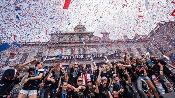 10日，纽约曼哈顿举行盛大的纸带游行，庆祝美国女足夺冠的胜利。