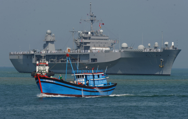 2012年4月23日，一艘越南渔船与美国第7舰队的旗舰USS Blue Ridge在天沙港附近相伴航行。