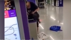中国大妈带活鸡进地铁被拦竟当场宰鸡