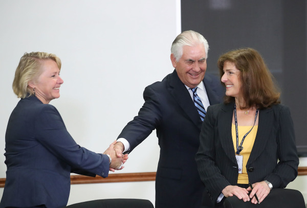 2017年8月17日，美国前国务卿蒂勒森在美国国务院安全协商委员会会议期间与前美國副助理國務卿董云裳（左）握手。