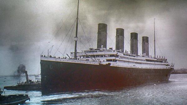 著名的“泰坦尼克”号不幸与冰山相撞。