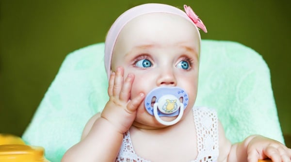 宝宝使用婴儿安抚奶嘴，不能用太久，因为可能影响恒牙的整齐，另外也可能会影响孩子语言的发展。