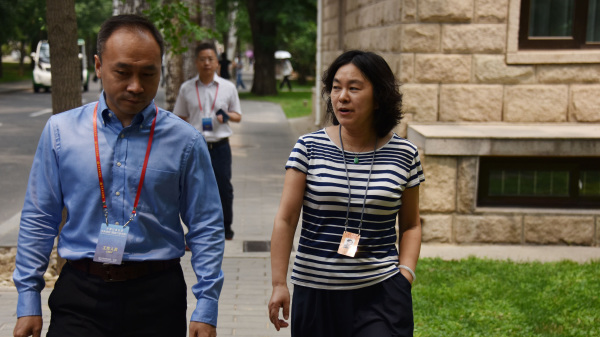 2019年6月26日，中共外交部发言人华春莹（右）在中共中央党校受训。