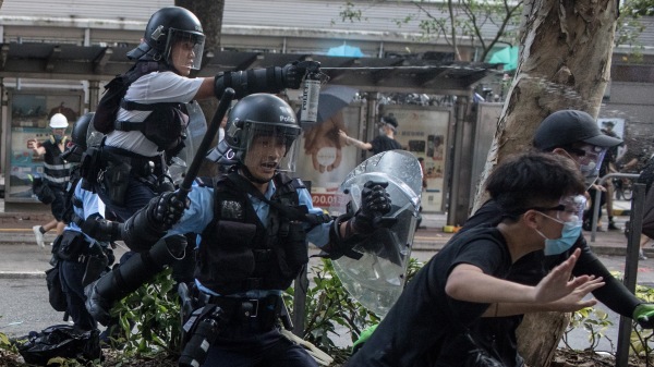 7月13日，香港“光复上水”游行结束后，民众与警方发生冲突，警察使用胡椒喷剂及暴力驱赶人群。