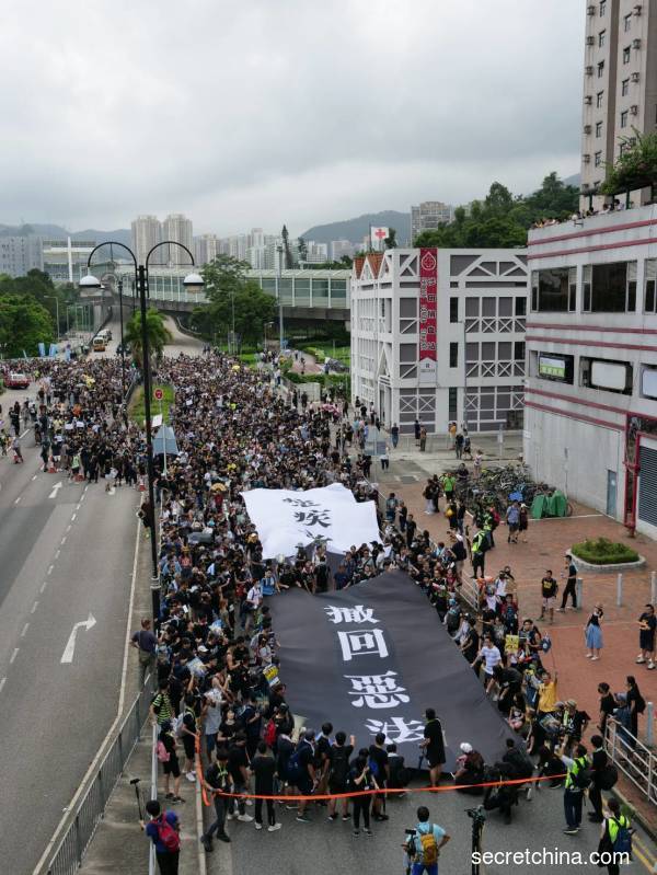​​​​​​​今天香港新界地區也首次舉行了反送中遊行；主辦方表示，港人五大訴求一日未能達成，就會堅守下去。