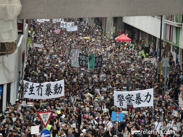 ​​​​​​​今天香港新界地區也首次舉行了反送中遊行；主辦方表示，港人五大訴求一日未能達成，就會堅守下去。