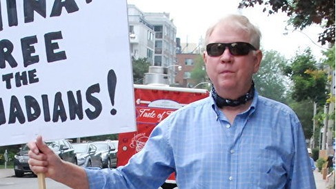 加拿大退休教师为何孤身在中领馆前抗议？