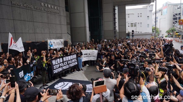 香港新聞界到灣仔警察總部抗議，不滿近日反送終活動中，警方無理阻撓採訪。（圖片來源：周秀文／看中國攝影）