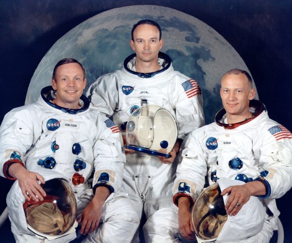 阿波羅11號成員合影。左起：尼爾．阿姆斯特朗、邁克爾．科林斯、巴茲．奧德林。