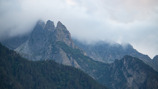 董吉家的西北有座山，特别高峻险恶。