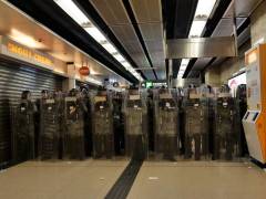 兩天前港共製造衝突推警員入陷阱(圖)