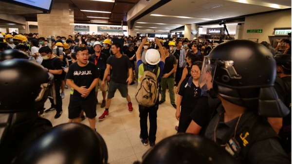 昨晚在香港沙田区的反送中示威，警民都有人受伤。民阵对于过去两天发生的大规模警民冲突表达强烈担忧，促港府积极回应示威者诉求。