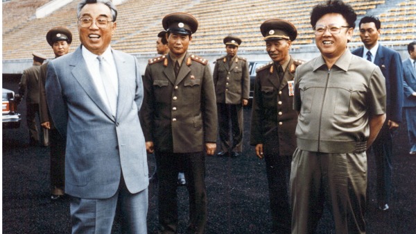 1992年，金日成（左）和金正日（右）在視察平壤的一個足球場