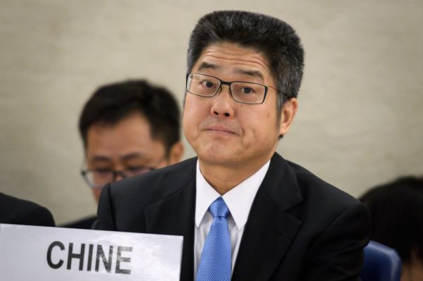 中国外交部副部长乐玉成于2018年11月6日在日内瓦出席联合国人权理事会对中国的普遍定期审议，中国对维吾尔族的大规模拘留成为议程上的重要议题。