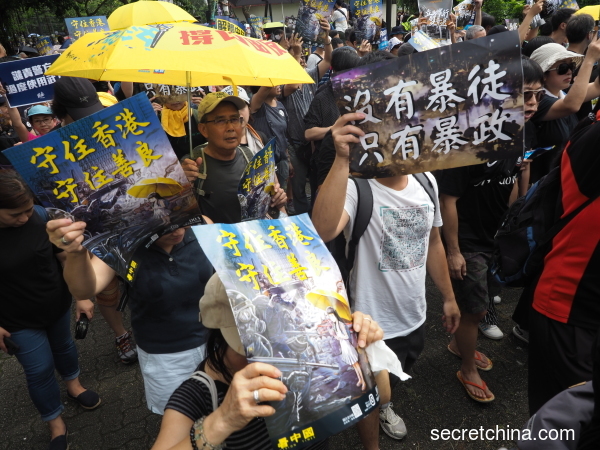 7月14日，11.5万香港人参加了沙田“反送中”游行，游行人士手持《看中国》印刷的“守住香港 守住善良”画报。