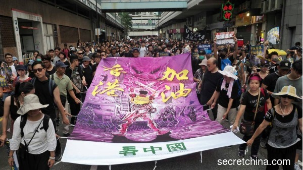 7月14日，11.5萬香港人參加了沙田「反送中」遊行，圖為大型「香港加油」漫畫橫幅。