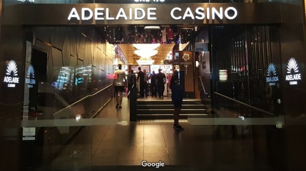 有一名中国富豪声称，他在澳洲赌场赢得的630万澳元竟然被一名“被禁赌徒”盗走，并指控赌场协助对方！