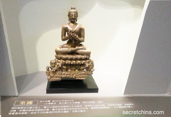 照片为国立故宫展示的佛陀雕像。