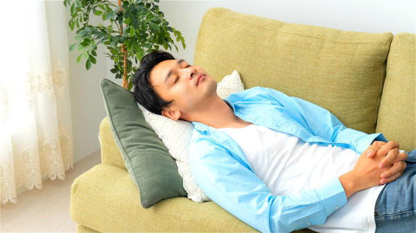吃完午饭最好15～20分钟之后再进行午睡，会睡得更舒服。
