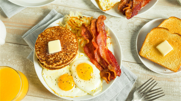每天早餐吃含蛋白質的食物，有維修及恢復腦細胞的效能。