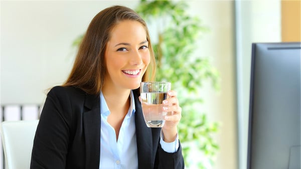 多喝水多排尿，有助於將肝臟產生的代謝廢物排出。