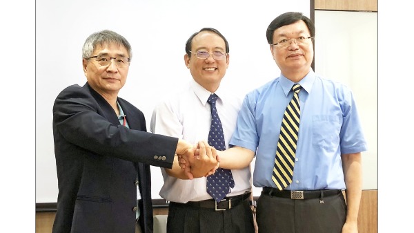 台科大校长廖庆荣（右起）、屏科大校长戴昌贤、云科大校长杨能舒18日共同宣布推动三校合校计划。
