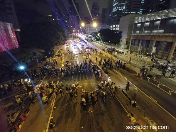 7月1日深夜，警方開始清場（圖片來源：看中國/龐大偉）
