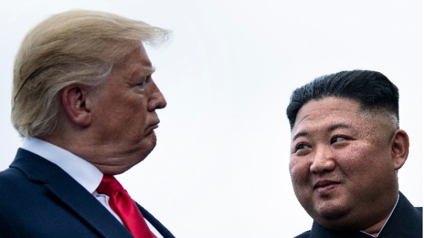 美國總統川普和朝鮮領導人金正恩（圖片來源：BRENDAN SMIALOWSKI / AFP / Getty Images）
