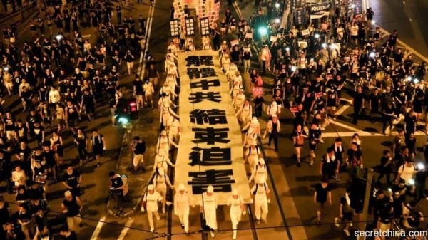 2019年7月1日，法轮功学员手持大型“解体中共 结束迫害”横幅参与七一游行。（图片来源：李天正/看中国）