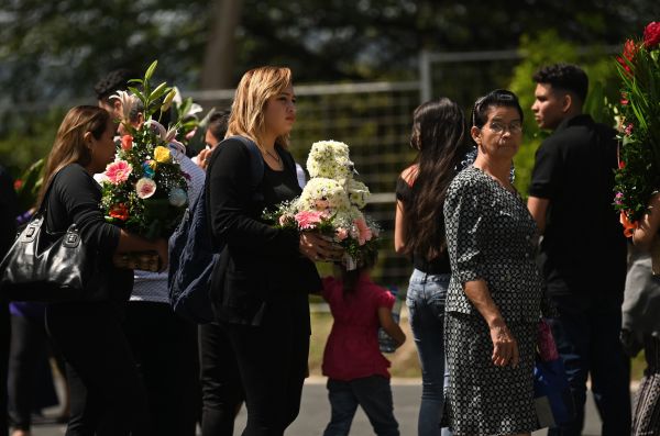 2019年7月1日，萨尔瓦多当地的人们参加了马丁内斯及其近两岁的女儿瓦莱里亚的葬礼。