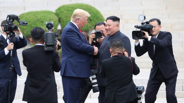 2018年6月30日，朝鮮領導人金正恩和美國總統川普在韓朝非軍事區（DMZ）短暫會晤