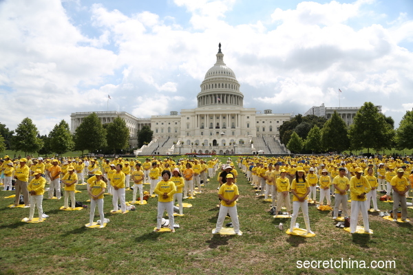 7月18日，来自美东、美中地区的近2000名法轮功学员在美国首都华盛顿DC的国会前举行“7．20”反迫害大型集会活动。