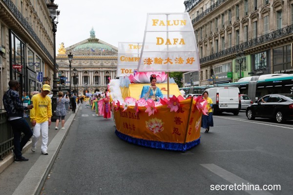 反迫害20週年法輪功學員巴黎遊行