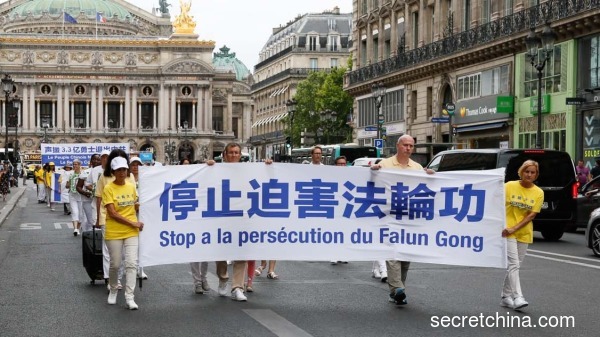 7月20日，来自欧洲各国法轮功学员在法国巴黎举行大型集会游行，纪念法轮功反迫害20周年。