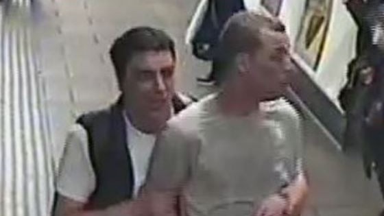 驚傳英國倫敦地鐵維多利亞線牛津圓環站列車遭人施放毒氣，警方公布了2名嫌犯的照片，且已全面展開緝捕。