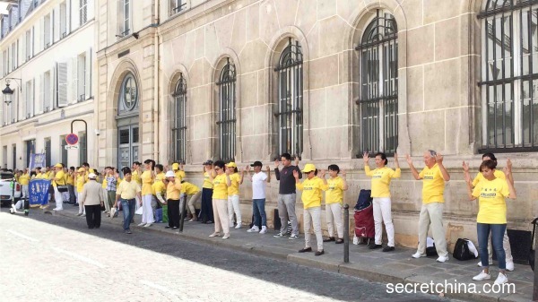 7月19日，法国和欧洲部分法轮功学员在巴黎中国使馆前集会现场。