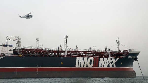 2019年7月21日，伊朗革命衛隊直升機在懸掛英國國旗的油輪Stena Impero周圍巡邏。
