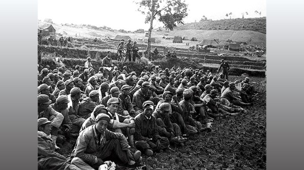 韩战后各国战俘命运不同，图为甄别后要求遣返等待回国的志愿军战俘。
