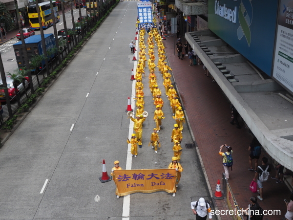 香港過千名法輪功學員在720週年之際，舉行反迫害集會遊行。（圖片來源：周秀文／看中國攝影）