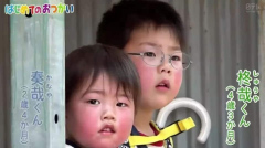 淚奔4歲哥哥獨自帶2歲弟弟給去世的父親買花(組圖)
