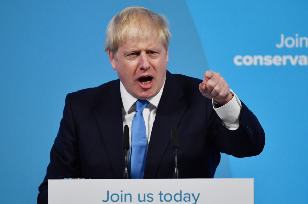 2019年7月23日，新当选的英国首相鲍里斯・约翰逊在英国伦敦的QEII中心发表讲话。
