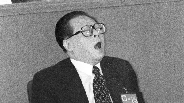 1998年3月5日中共两会，江泽民在听李鹏做政府报告时的样子。