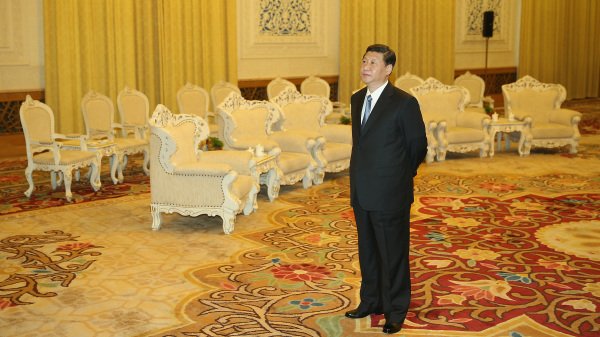 陈平认为习近平在香港不会开枪。他没有安全感。图为习近平2013年3月19日迎宾前。